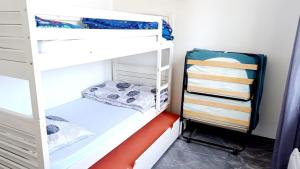 - une chambre avec 2 lits superposés et une échelle dans l'établissement Appartement Lagny sur Marne DisneyLand Paris, à Lagny-sur-Marne