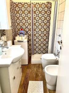 a bathroom with a toilet sink and a shower at Bilocale Nucarella in Scilla