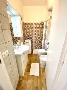 a bathroom with a toilet and a sink at Bilocale Nucarella in Scilla