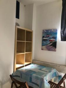 1 dormitorio con 1 cama y una pintura en la pared en casa vacanze claus en Vietri