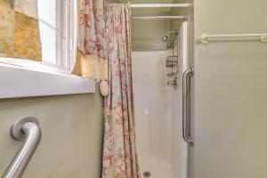 Et badeværelse på Pet-Friendly Gloversville Cottage Near Golf Course + 20 billeder