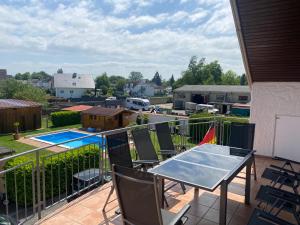 Výhled na bazén z ubytování Ferienwohnungen zur Elz - Traumhafte 160 qm Wohnung mit Pool und Garten Nähe des Europaparks nebo okolí