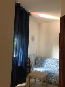 ヴィエトリにあるcasa vacanze clausのリビングルーム(ソファ、青いカーテン付)