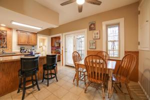 cocina y comedor con mesa y sillas en Inviting Colorado Springs House with Spacious Deck! en Colorado Springs