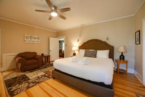 1 dormitorio con 1 cama grande y 1 silla en Inviting Colorado Springs House with Spacious Deck! en Colorado Springs