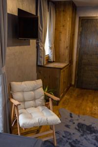 里澤的住宿－Safir Doğa Evleri，客厅配有白色椅子和电视