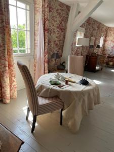 Belle Fontaine في بورج: غرفة طعام مع طاولة وكراسي ونافذة