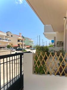 a balcony with a view of the beach at Haplotēs in Koskinou