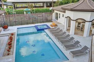 Vista de la piscina de Stunning Luxury 8 Br Mansion Heated Pool Spa Movie Room Gameroom Playground o alrededores