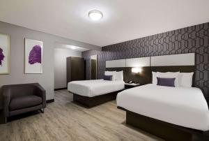 Cama o camas de una habitación en Sunset West Hotel, SureStay Collection By Best Western