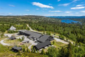 uma vista aérea de um edifício no meio de uma floresta em Ranten Hotell Best Western Signature Collection em Nesbyen