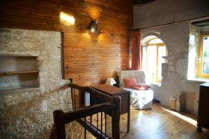 Zimmer mit einer Steinmauer, einem Tisch und einem Stuhl in der Unterkunft Maison d'une chambre a Perrigny sur Armancon in Perrigny-sur-Armançon