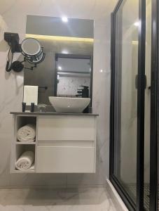 a bathroom with a sink and a mirror at INCANTO RESIDENCIAL in Maputo