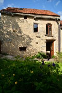 ein altes Steinhaus mit Garten davor in der Unterkunft Maison d'une chambre a Perrigny sur Armancon in Perrigny-sur-Armançon