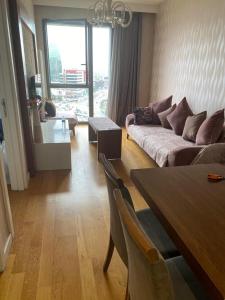 ein Wohnzimmer mit einem Sofa und einem Tisch in der Unterkunft G PLUS TOWER in Istanbul