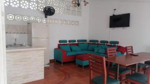 uma sala de estar com um sofá e uma mesa em Aparta Hotel el Castillo em Melgar