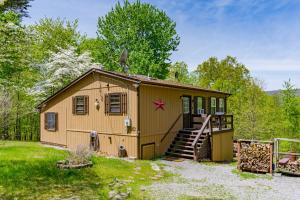River Access Cabin with Hot Tub, Fire Pit, & WiFi!