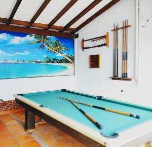 una mesa de billar en una habitación con una foto de la playa en Cabañas El Samán Villavicencio, en Villavicencio