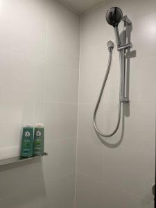 y baño con ducha y cabezal de ducha. en Modern luxurious unit in the heart of Dickson en Canberra
