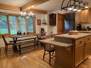 eine Küche und ein Esszimmer mit einem Tisch und Stühlen in der Unterkunft Antler Ridge in Terra Alta