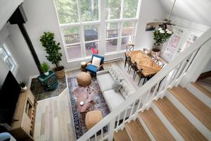 Χώρος καθιστικού στο Modern Cabin w Hot Tub & Indoor Pool Gym Access!