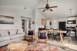 Η κουζίνα ή μικρή κουζίνα στο Modern Cabin w Hot Tub, Wifi & Huge Deck!