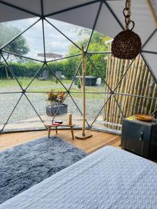 a bedroom with a tent with a view of the water at Drora glamping in Pereira