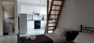 1 dormitorio con una escalera que conduce a una cocina en Perissa Art Villa - Kitchen & Washing Machine en Perissa