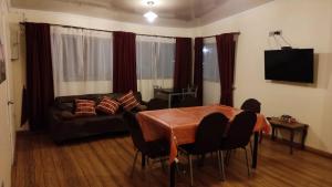 sala de estar con mesa y sofá en Hogar Doña Gloria, en Iquique