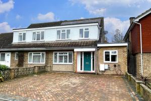 貝格紹的住宿－Family friendly spacious 4bedroom house in Bagshot with EV Charger，前面有砖瓦车道的房子