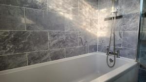 Koupelna v ubytování Family friendly spacious 4bedroom house in Bagshot with EV Charger + 46 fotografií