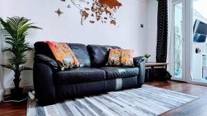 Posezení v ubytování Family friendly spacious 4bedroom house in Bagshot with EV Charger