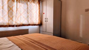 Postel nebo postele na pokoji v ubytování Family friendly spacious 4bedroom house in Bagshot with EV Charger