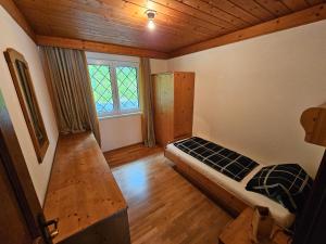 Kleines Zimmer mit einem Bett und einem Fenster in der Unterkunft Ferienwohnung Singer in Völs