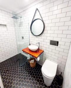 uma casa de banho com um lavatório, um espelho e um WC. em Howqua Inlet em Howqua