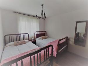 Postel nebo postele na pokoji v ubytování KANPONDOA ETXEA