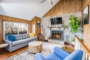 uma sala de estar com um sofá e uma lareira em Stone Chalet - Amazing Views Hot Tub & Huge Deck em Inwood