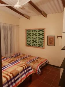 sypialnia z 2 łóżkami i oknem w obiekcie Cabaña en la playa Punta Bolivar w mieście San Antero