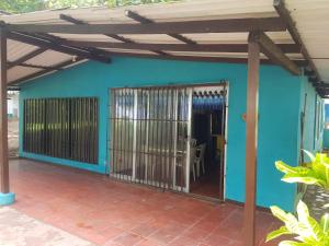 una casa con una puerta y una pared azul en Cabaña en la playa Punta Bolivar, en San Antero
