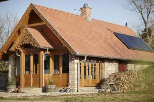 ein Haus mit Sonnenkollektoren auf dem Dach in der Unterkunft Napfenyes Vendeghaz in Bükkösd