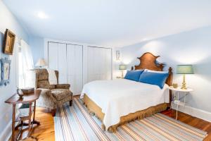 1 dormitorio con 1 cama grande y 1 silla en Enchanting Cottage, Center of Historic Downtown! en Harpers Ferry
