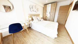 Postel nebo postele na pokoji v ubytování Paradise Luxurious apartment, free parking, 3 double rooms, 4 beds, terrace, jacuzzi, new