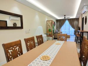 uma sala de jantar com uma mesa com biscoitos em Armadale Residence 3R3B GalaCity Airport em Kuching