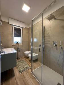 モノーポリにあるLa Preferita Appartamento vista lato Mareのバスルーム(シャワー、バスタブ、トイレ付)