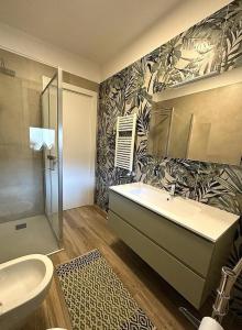 モノーポリにあるLa Preferita Appartamento vista lato Mareのバスルーム(シンク、バスタブ、シャワー付)