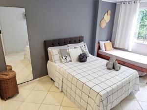Un dormitorio con una cama con ositos de peluche. en Lopes House Araçatiba en Praia de Araçatiba