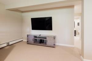 sala de estar con TV de pantalla plana en la pared en Chipper View, en Jackson