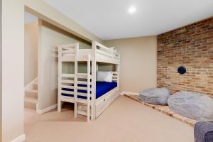 um quarto com um beliche e uma parede de tijolos em Chipper View em Jackson