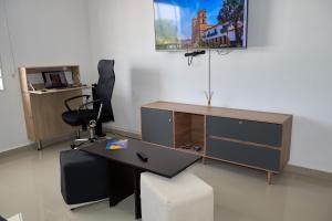 Televízia a/alebo spoločenská miestnosť v ubytovaní Alojamiento Vacacional en San Gil