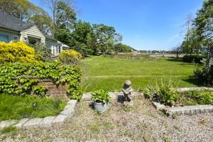 a garden with a statue in the middle of a yard at Garden Cottage By The Sea in Manchester